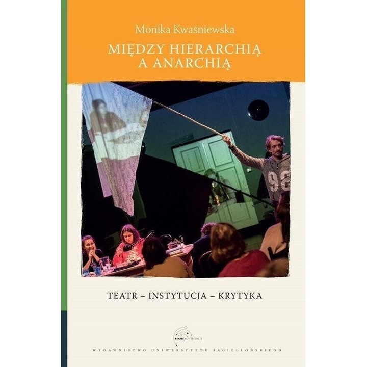 Miedzy hierarchia a anarchia, Monika Kwasniewska, 2019, 338 pagini, brosata, 236x170 mm