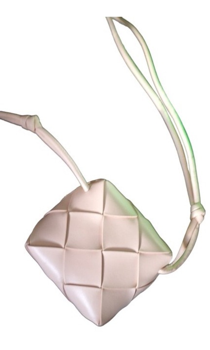 BOTTEGA VENETA táska, Mini kazettás kamera modell, színes por, méretek 14,5 cm/14,5 cm/7,5 cm, természetes báránybőr