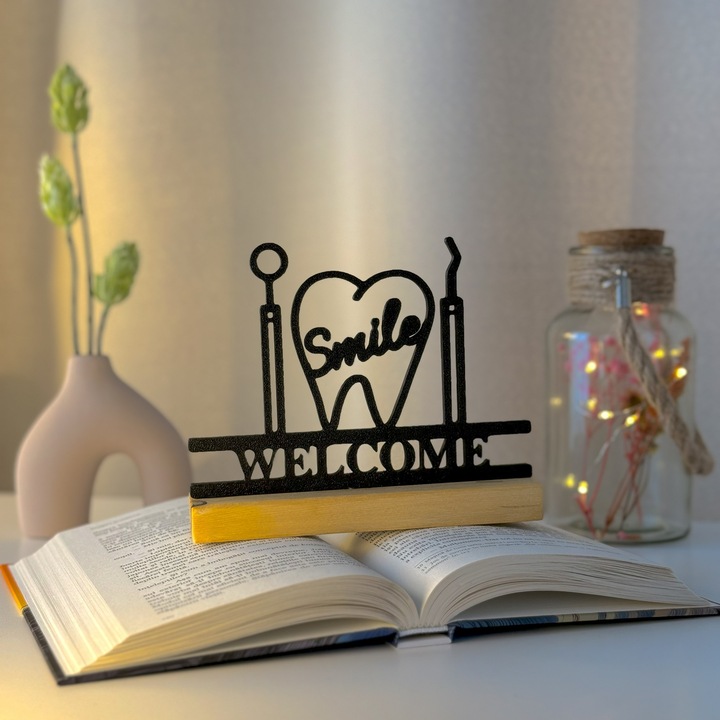 Decoratiune Casa, Dentist – DECORADI®, Eco-friendly, Baza din Lemn Natural, Design Modern, Negru 13cm – Cadou sau Decoratiune de interior ideala pentru Medic Stomatolog, Printat 3D din PLA Eco(plastic biodegradabil)