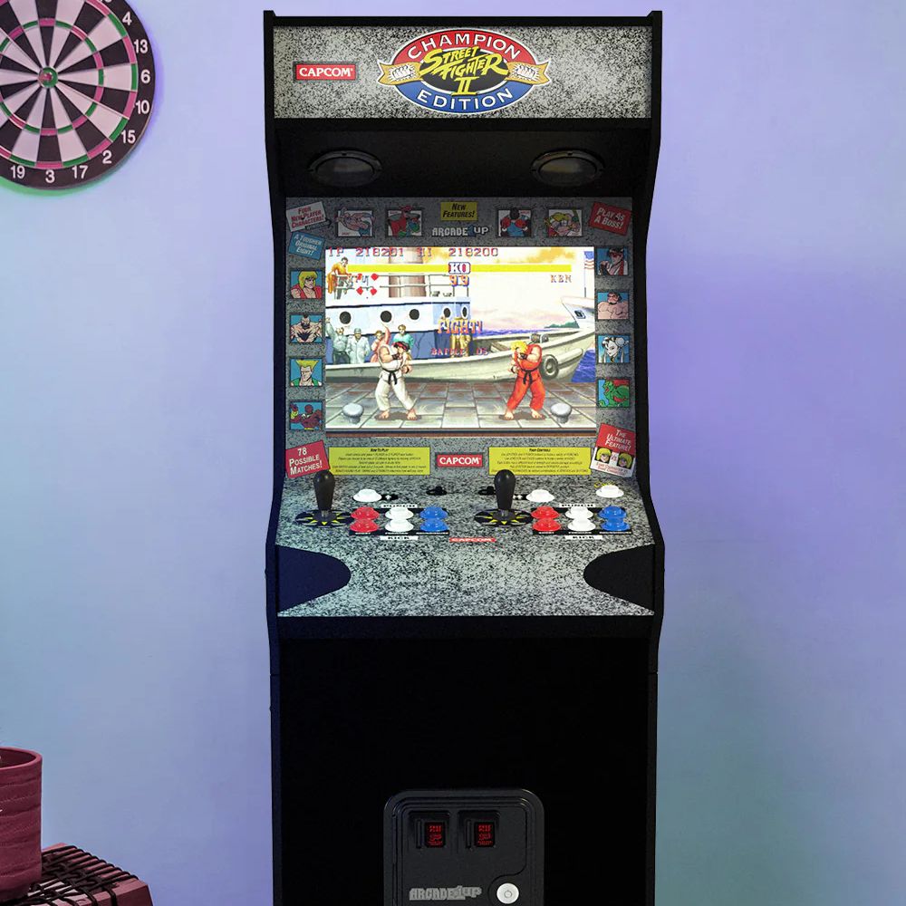 Consola verticala 14 jocuri ARCADE1UP, Street Fighter™ II Deluxe, H 155 cm, display color 17 inch, iluminare Marquee, difuzor extern, volum ajustabil, protectie anti-rasturnare, comenzi arcade real-feel, multicolor