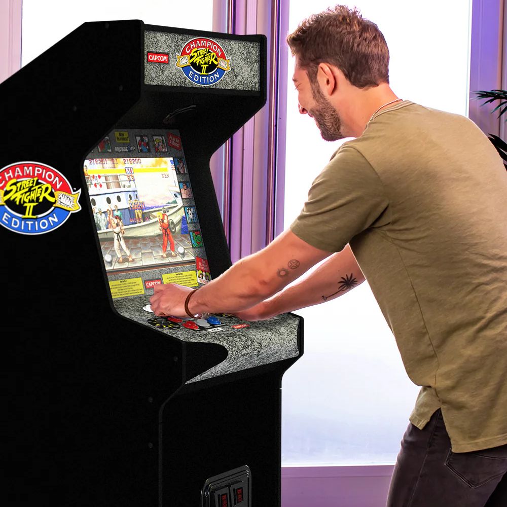 Consola verticala 14 jocuri ARCADE1UP, Street Fighter™ II Deluxe, H 155 cm, display color 17 inch, iluminare Marquee, difuzor extern, volum ajustabil, protectie anti-rasturnare, comenzi arcade real-feel, multicolor