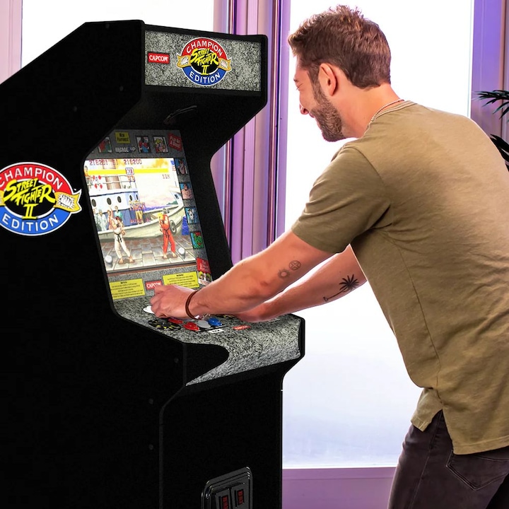 Конзола с 14 игри ARCADE1UP, Street Fighter™ II Deluxe, Вертикална, H 155 cm, 17 инчов цветен дисплей, Marquee осветление, външен високоговорител, регулируема сила на звука, защита срещу преобръщане, аркадни контроли с истинско усещане, многоцветни