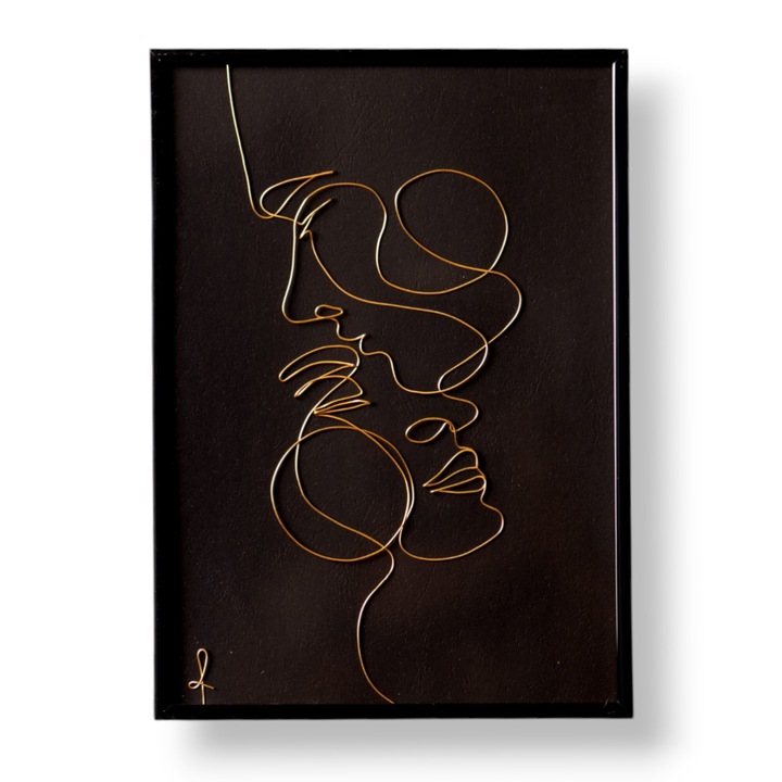 Tablou din sarma Indragostiti, realizat din fir continuu de sarma emailata si lacuita aurie de 1 mm, rama neagra, dimensiune 18×24 cm, fundal negru marmorat
