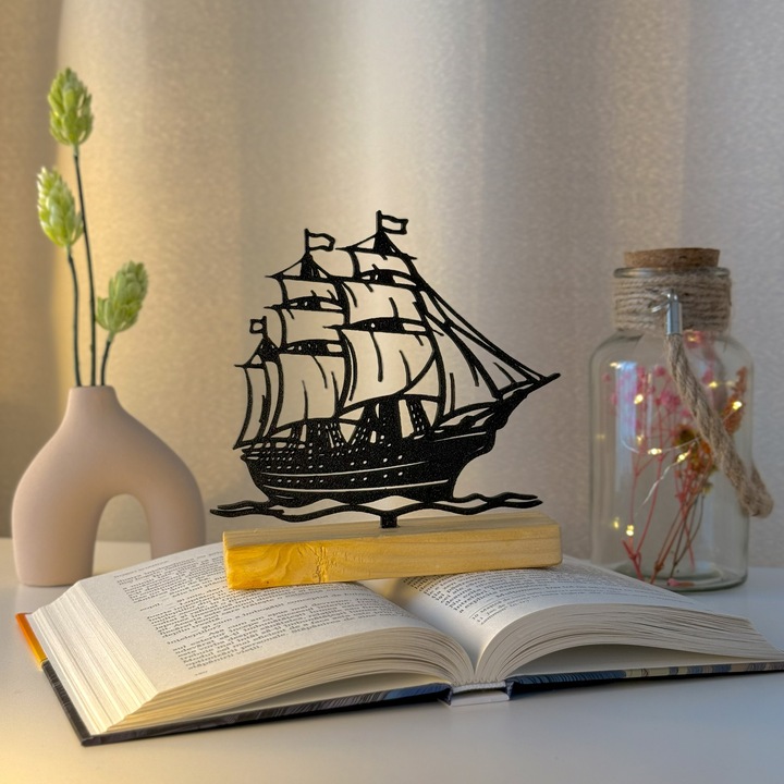 Декорация за дома, Кораб, DECORADI®, екологично, основа от естествено дърво, модерен дизайн, черно 15 см, Подарък или интериорна декорация, идеална за любителите на пътувания, 3D отпечатано от PLA Eco, биоразградима пластмаса
