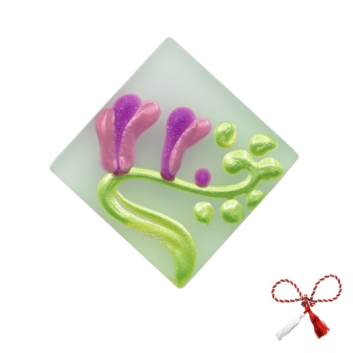 Brosa Frezie de primavara, martisor pictat manual pe sticla alba, 2, 5 cm