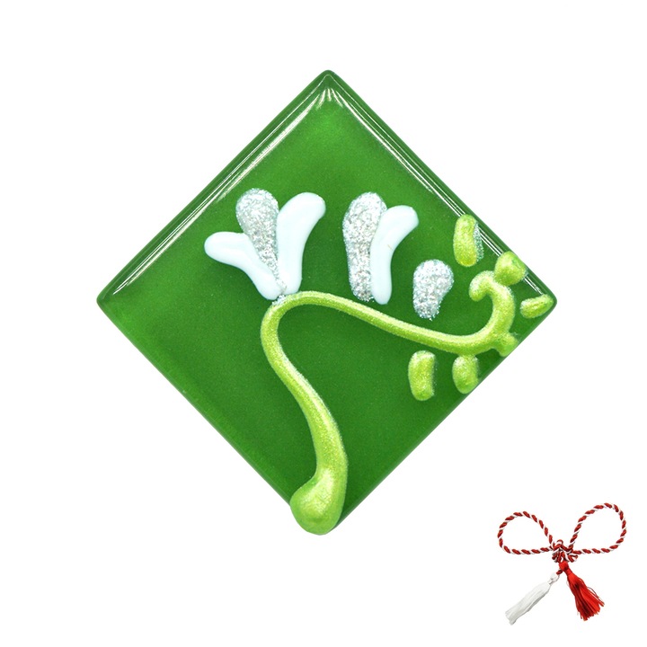 Brosa Frezie parfumata, martisor pictat manual pe sticla verde, 2, 5 cm