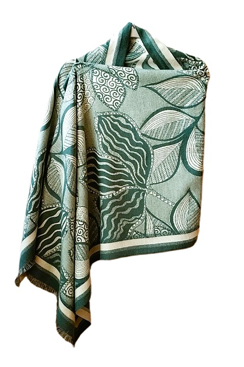 Шал от ментово зелена вискоза с щампа на листа, 195 х 65 см