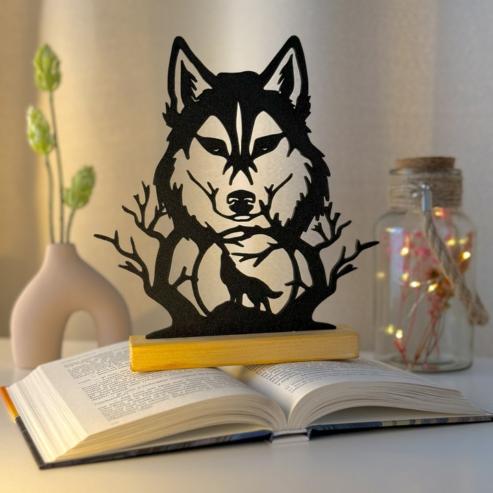 Decoratiune Casa, Lup – DECORADI®, Eco-friendly, Baza din Lemn Natural, Design Modern, Negru 21.5cm – Cadou sau Decoratiune de interior ideala pentru iubitorii de animale, Printat 3D din PLA ECO (plastic biodegradabil)