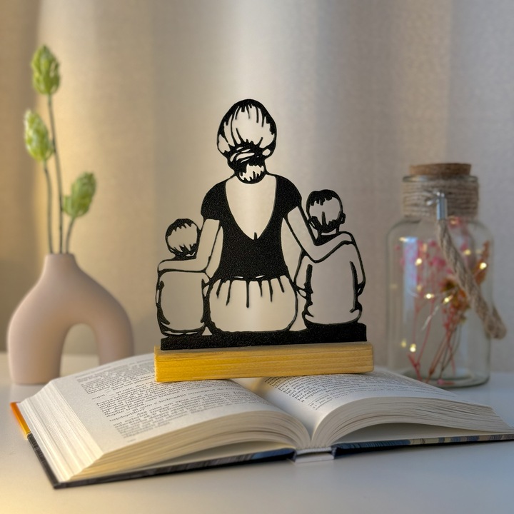 Decoratiune Casa, Mama cu doi copii – DECORADI®, Eco-friendly, Baza din Lemn Natural, Design Abstract, Negru 18cm – Cadou sau Decoratiune de interior ideala pentru mamici, Hol Printat 3D din PLA ECO (plastic biodegradabil)