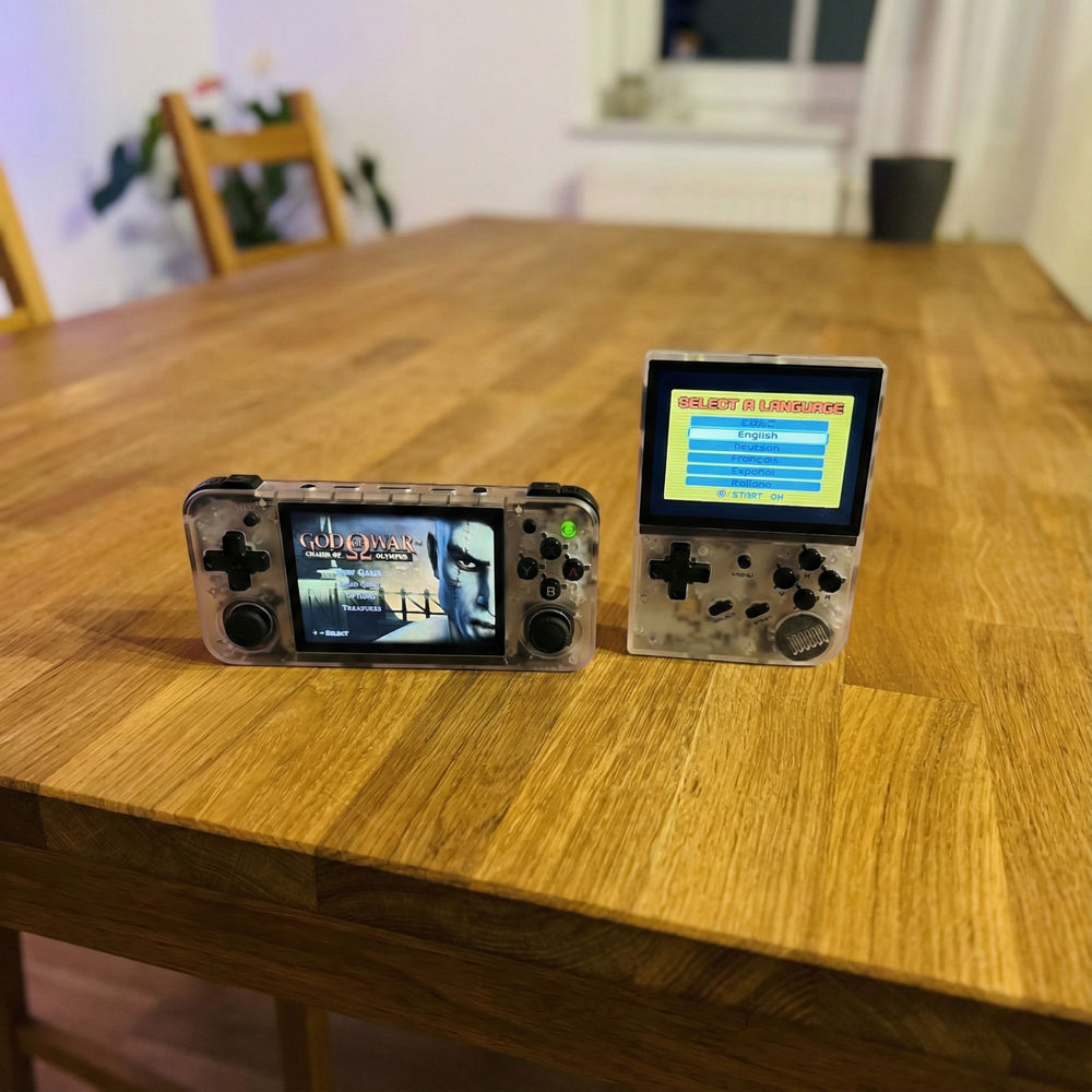 Consola portabila retro ANBERNIC RG35XX H cu jocuri, quad core Cortex-A53 1.5GHz, 1GB LPDDR4, IPS LCD 3.5" 640x480, 3300 mAh, WiFi 5, Bluetooth 4.2, alb transparent