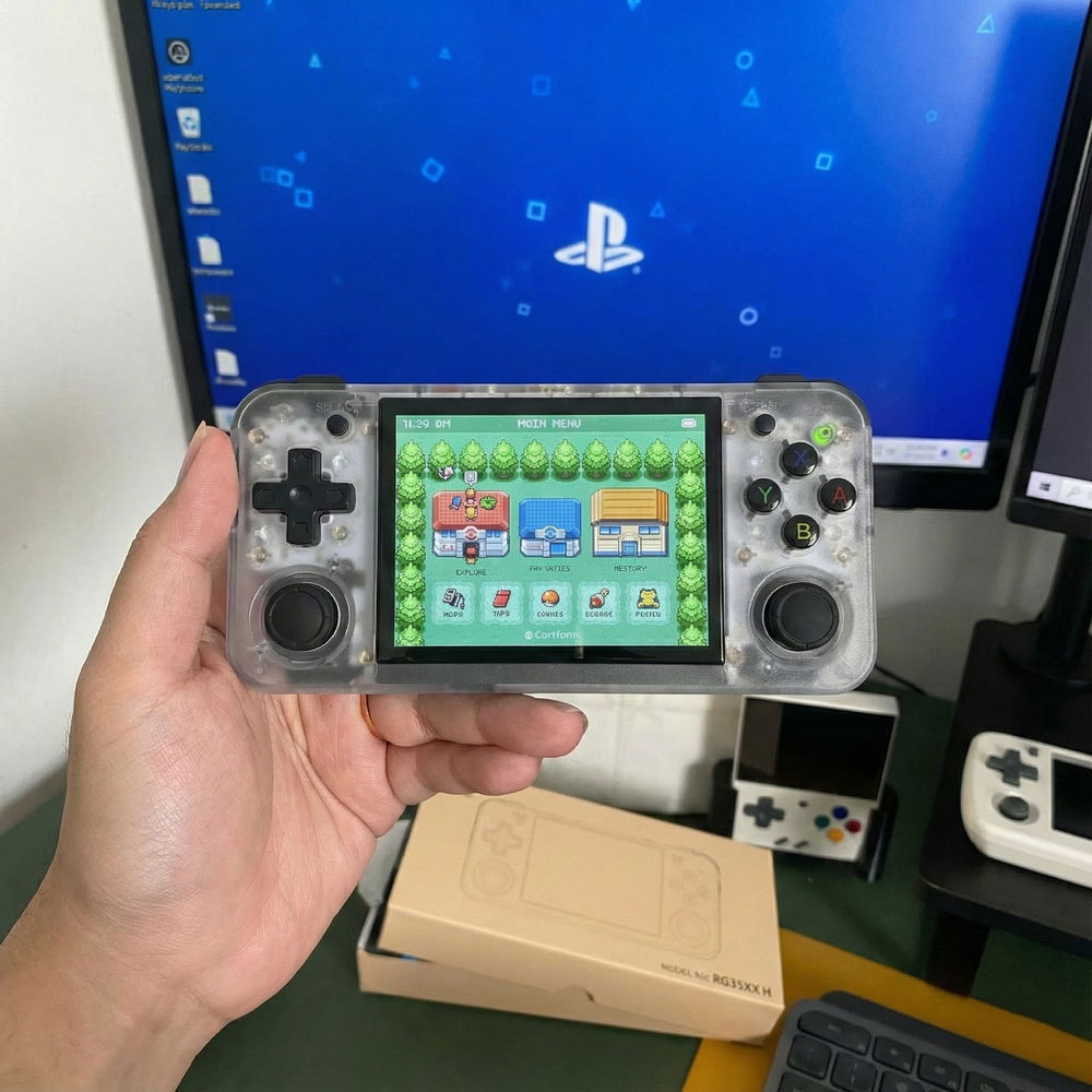 Consola portabila retro ANBERNIC RG35XX H cu jocuri, quad core Cortex-A53 1.5GHz, 1GB LPDDR4, IPS LCD 3.5" 640x480, 3300 mAh, WiFi 5, Bluetooth 4.2, alb transparent
