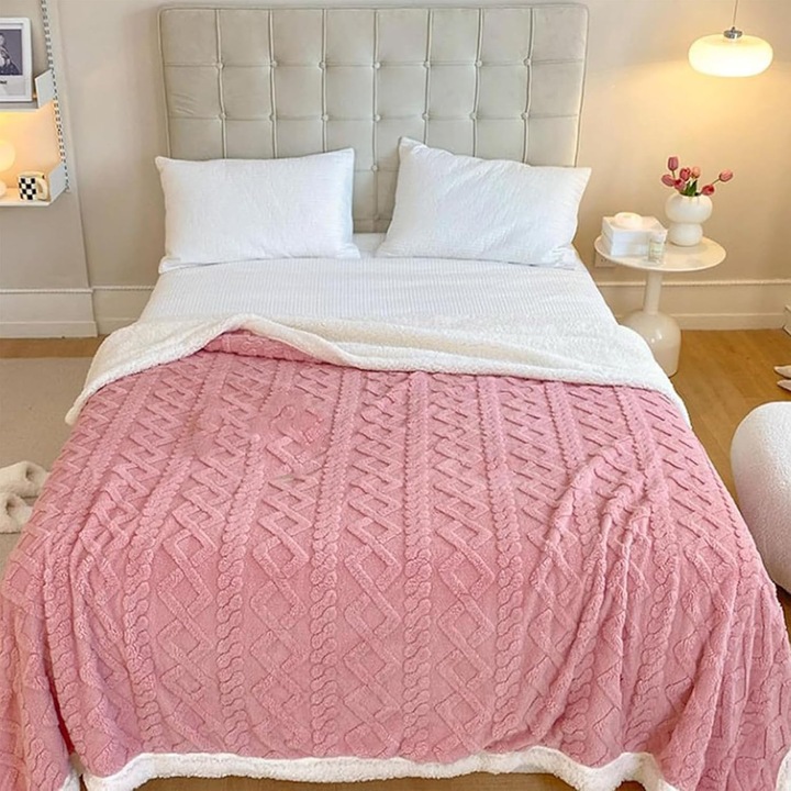 Patura Cocolino pufoasa CHIRASO, cu blanita 200 x 230cm, pentru 2 persoane, Model elegant gofrat cu romburi, din microfibra plusata, UNI, roz pudrat