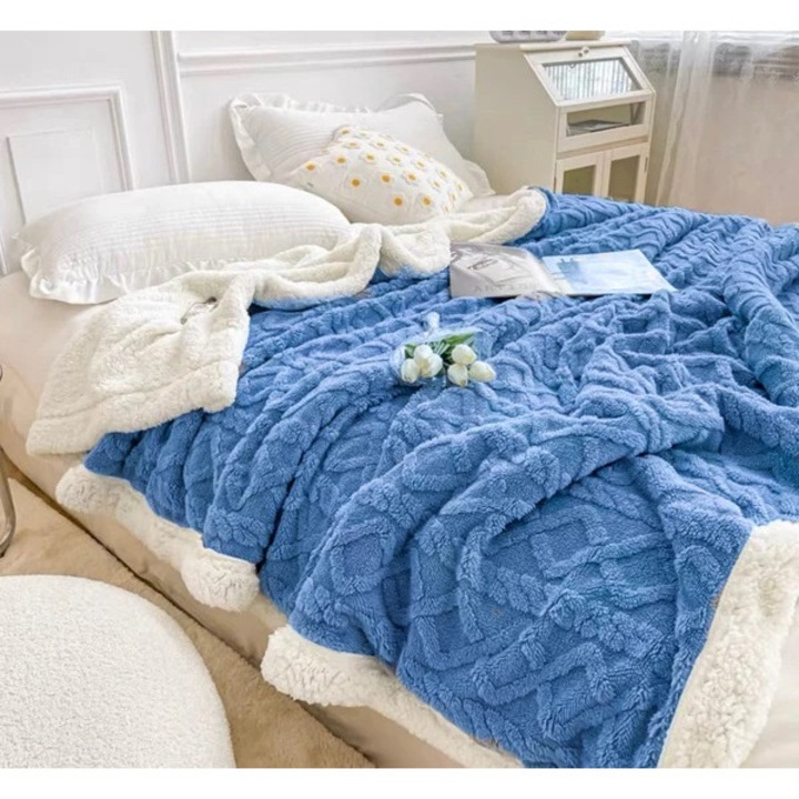 Patura Cocolino pufoasa CHIRASO, cu blanita 200 x 230cm, pentru 2 persoane, Model elegant gofrat cu romburi, din microfibra plusata, UNI, albastru marin