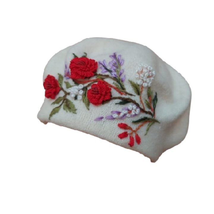 Bereta Alba din Lana cu Garoafe Rosii, Brodata Manual, 55 cm