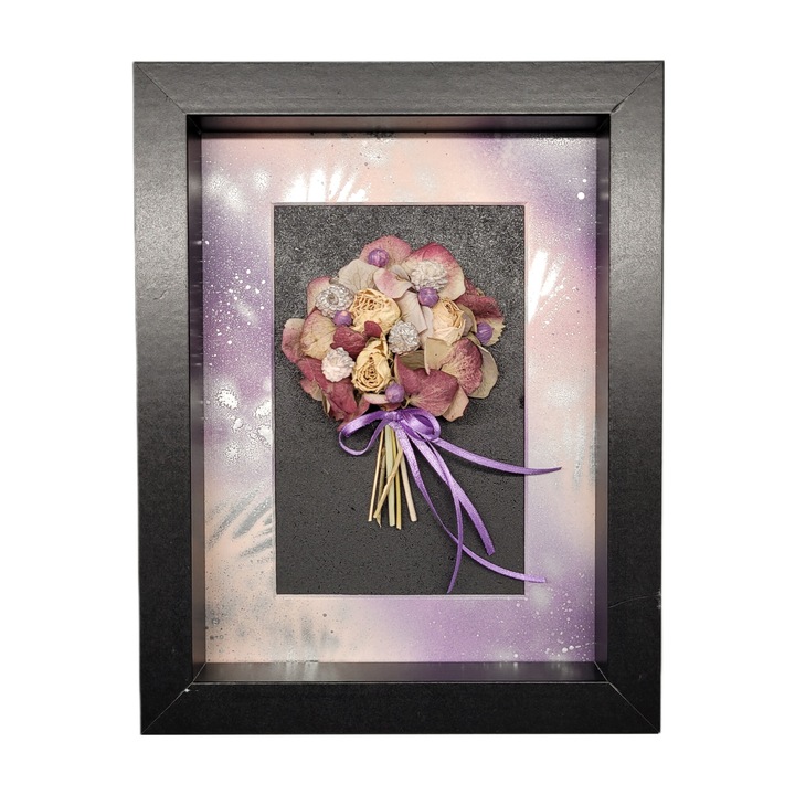 Tablou buchet flori uscate si criogenate, nuante mov-crem-burgund, rama neagra, 18x24 cm