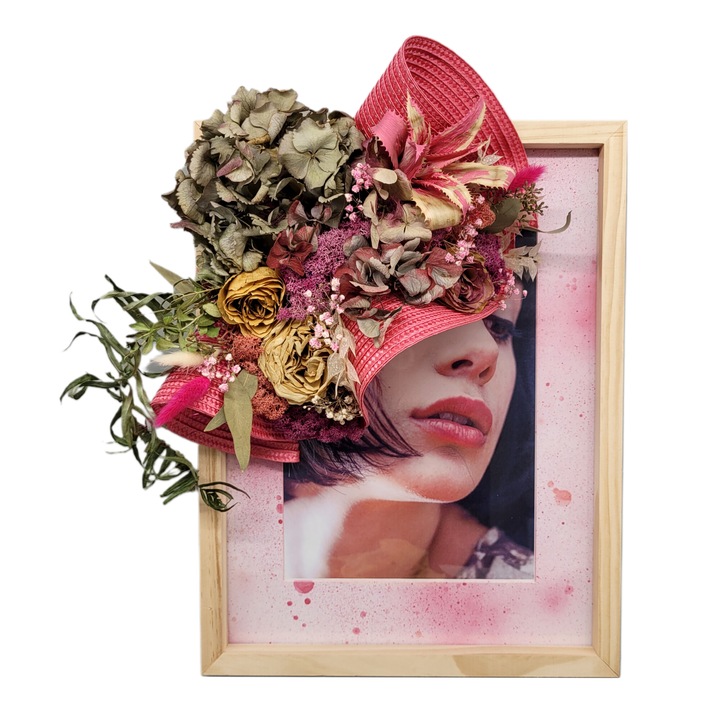 Tablou decorativ palarie magenta 3D cu flori stabilizate si licheni roz, rama lemn natur, 43x33 cm