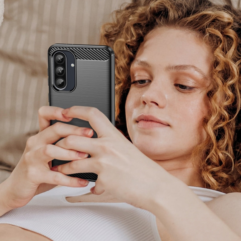 Husa pentru Samsung Galaxy A26 5G, SKYDDAR INNOVATION, Carbon Silicone, din Silicon Premium, Slim, cu textura Fibra Carbon, Negru, set cu sticker
