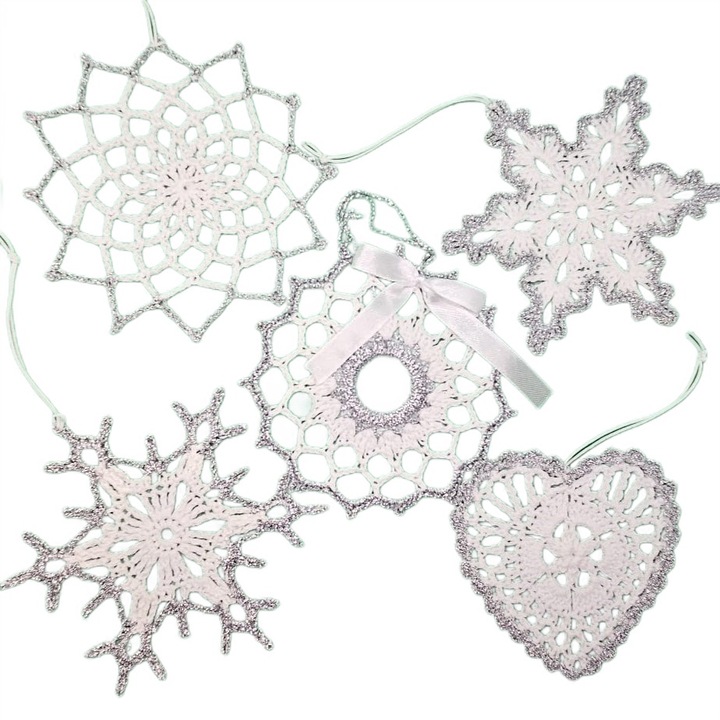 Set 5 decoratiuni de Craciun, crosetate manual, alb cu argintiu, 11 cm