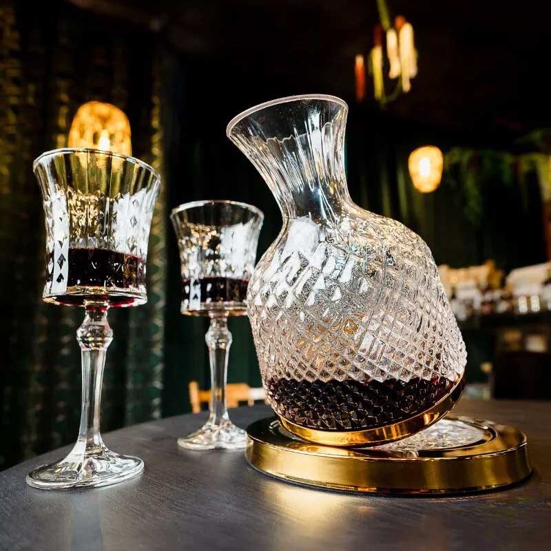 Set Decantor de Bauturi Rotativ 360° cu 2 Pahare, Design Elegant ...