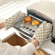 Set 2 Manusi pentru Cuptor, OPTIM SOLUTION, Manusa de Bucatarie, Rezistenta Termica, la Temperaturi Ridicate, pana la 330 Grade, pentru Obiecte Fierbinti / Reci, Ustensile, Textil, Cauciuc, Flexibilitate, Aderenta, 26.5 x 18 cm, Alb