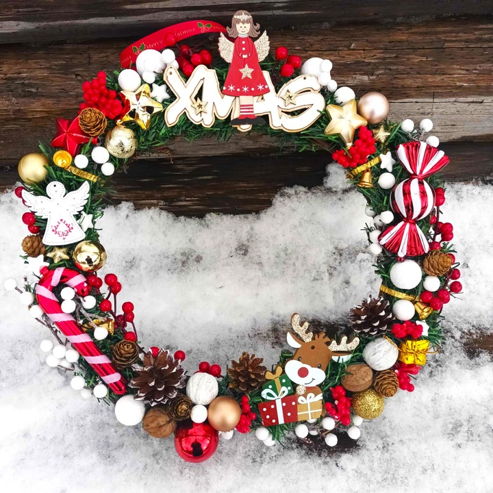 Coronita decorativa de Craciun, din nuiele si brad artificial, decorata cu nuci, conuri, merisoare si mici decoratiuni de sezon, 40 cm, multicolor