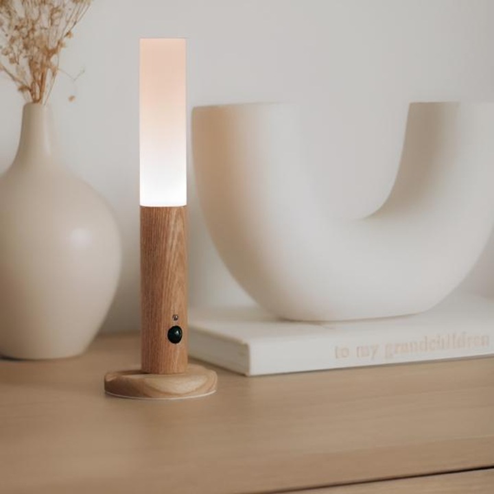 LED лампа със сензор за движение, интелигентна лампа със сензор за движение, топла светлина, ултра преносим, вграден магнит, модерен дизайн, матов бял акрил и орехово дърво