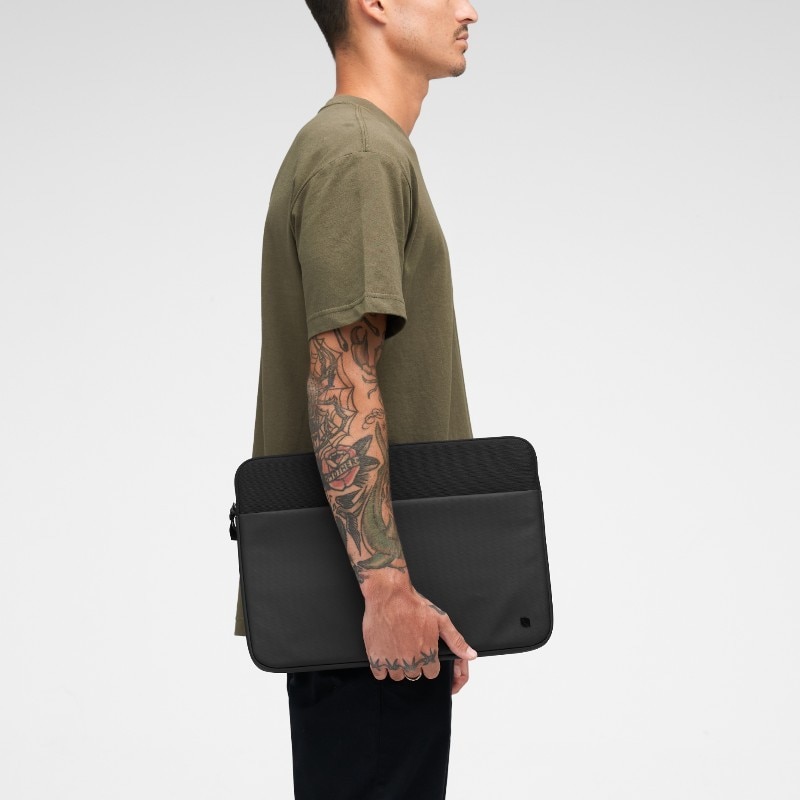 Husa laptop InCase A.R.C. cu buzunar pentru MacBook Pro 16", reciclabila, 39x29x3cm, neagra