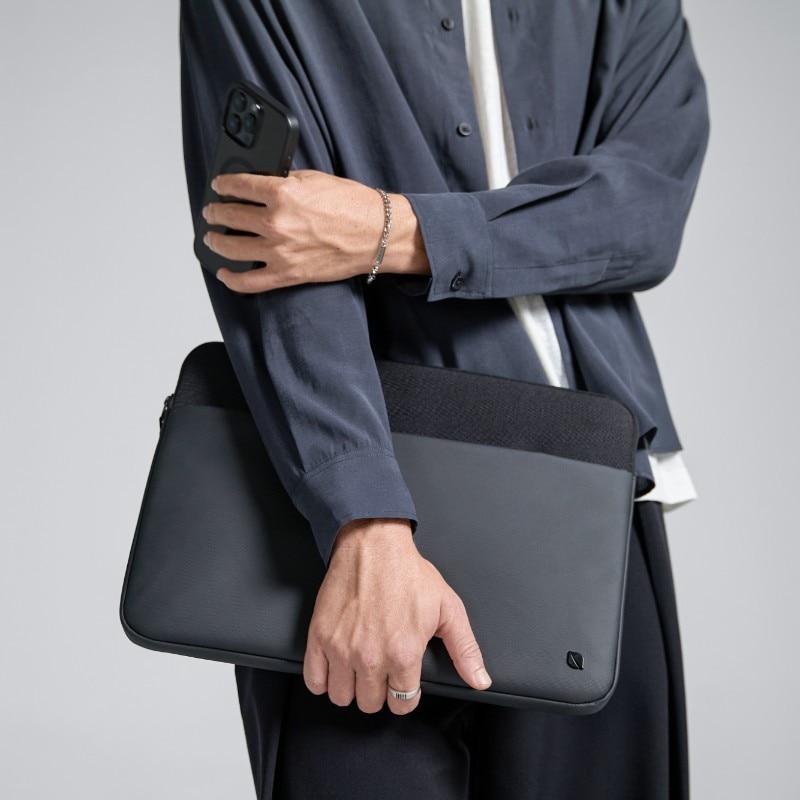 Husa laptop InCase A.R.C. cu buzunar pentru MacBook Pro 16", reciclabila, 39x29x3cm, neagra