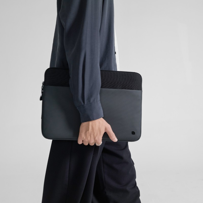 Husa laptop InCase A.R.C. cu buzunar pentru MacBook Pro 16", reciclabila, 39x29x3cm, neagra