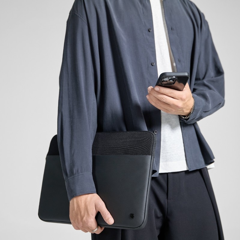 Husa laptop InCase A.R.C. cu buzunar pentru MacBook Pro 16", reciclabila, 39x29x3cm, neagra
