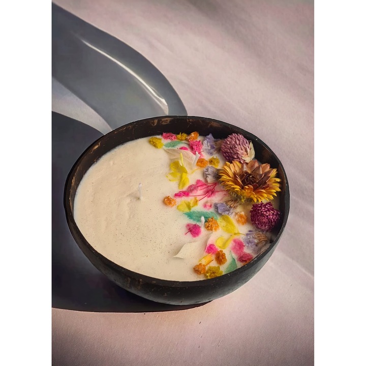 Lumanare ornamentala parfumata din ceara de soia in recipient de nuca de cocos, decorata cu flori si elemente naturale - aroma florala perfecta pentru orice sezon, timp de ardere ~30h