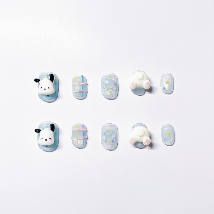 28 db-os kézzel készített műköröm készlet, többszínű