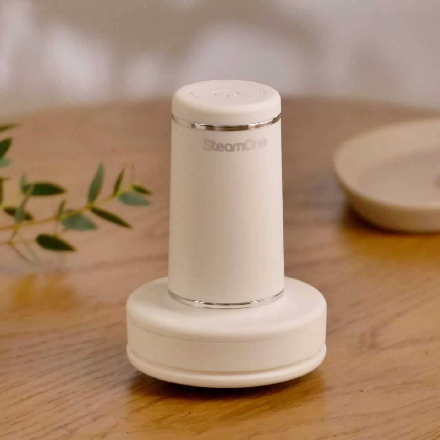 Aparat de curatat scame SteamOne, 9500 rpm, incarcare la USB-C, curatare eficienta a tuturor tipurilor de tesaturi, design ergonomic, indicator luminos, autonomie 60 minute continuu, oprire de siguranta, crem