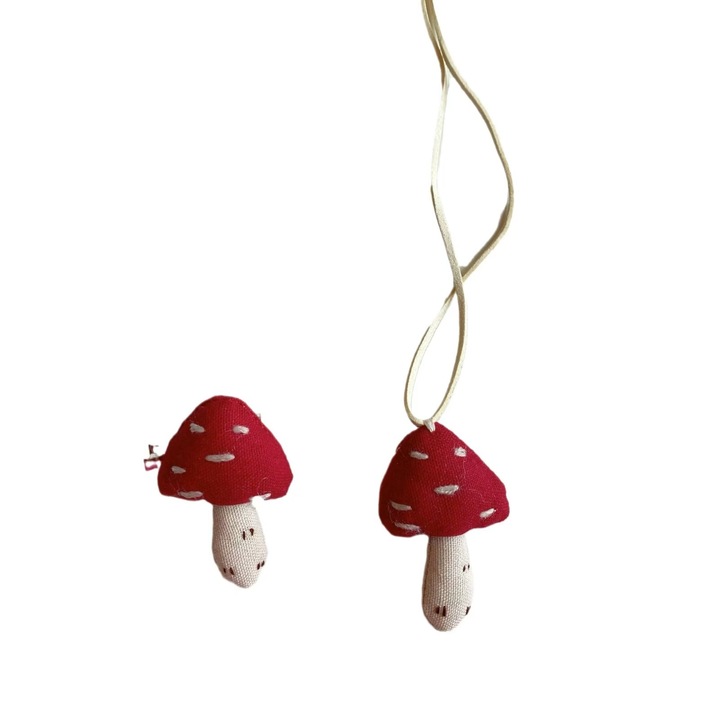 Colier din tesatura, colier reglabil la gat, versatil si unic, accesoriu pentru fete, de dimensiuni 4,5 cm x 3 cm, rosu