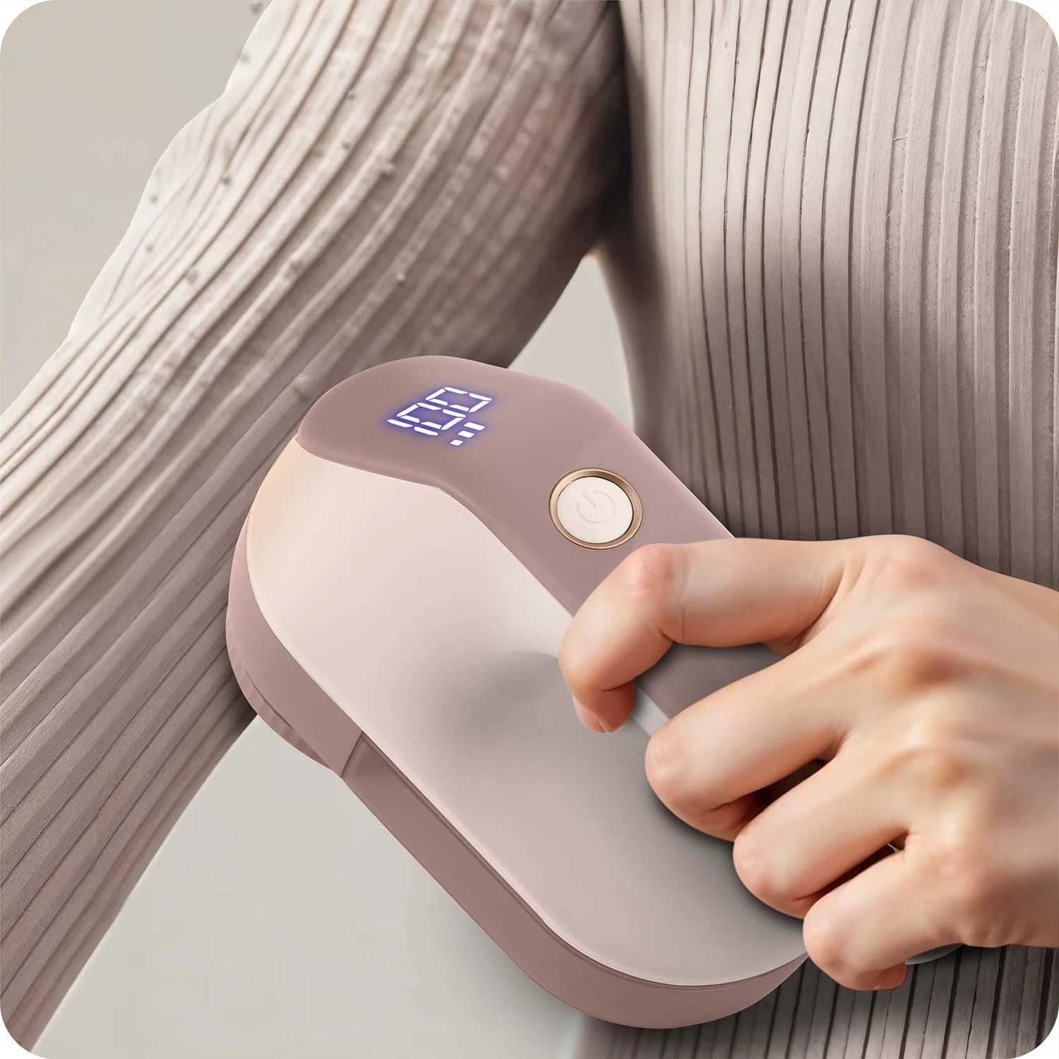 Aparat de curatat scame electric, lame din otel inoxidabil, ecran LCD, 3 niveluri de intensitate a puterii, recipient mare de 120 ml, baterie 2000 mAh, roz si alb