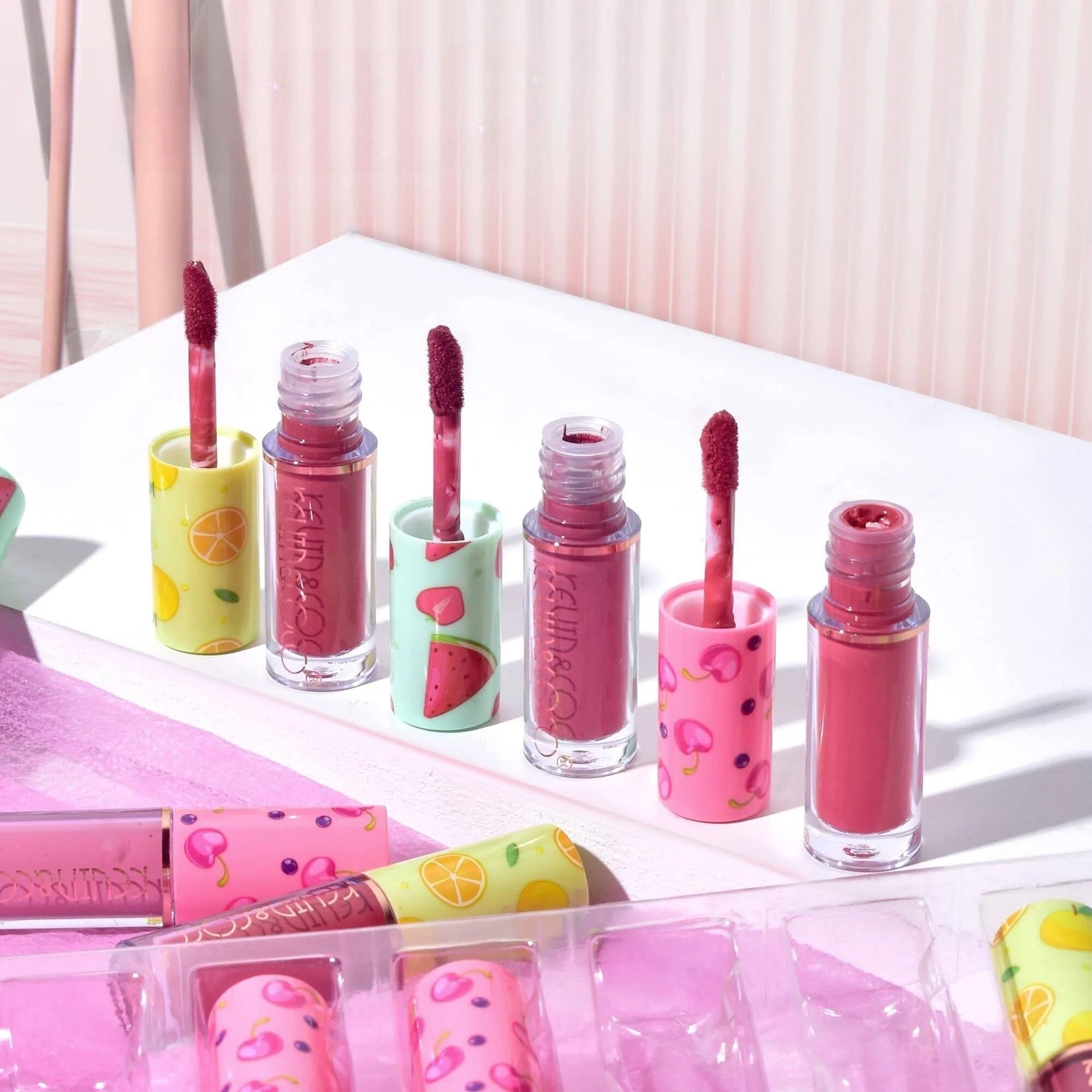 Set de Buze, 36 Lip Gloss-uri, Model Capac cu Fructe, 32.3 x 24.3