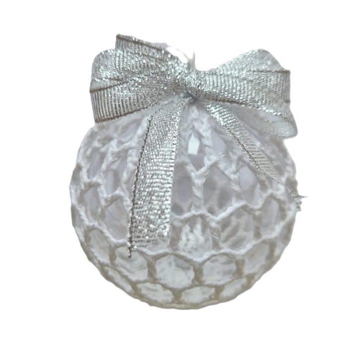 Glob crosetat manual, pe suport de plastic, 8.5cm, alb cu argintiu, decoratiune de Craciun