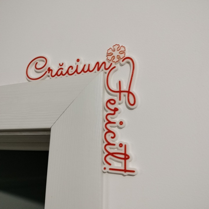 Decoratiune de Craciun inedita pentru coltul usii, avand cuvintele Craciun Fericit, culori rosu glitter si alb, aspect unic, 160x175x5 mm