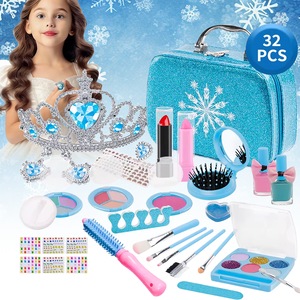 Set cadou cu trusa de machiaj, oglinda si accesorii pentru fetite