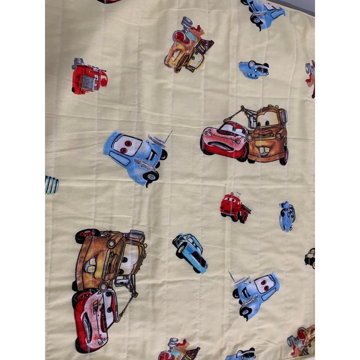 Sárga babatakaró autókkal