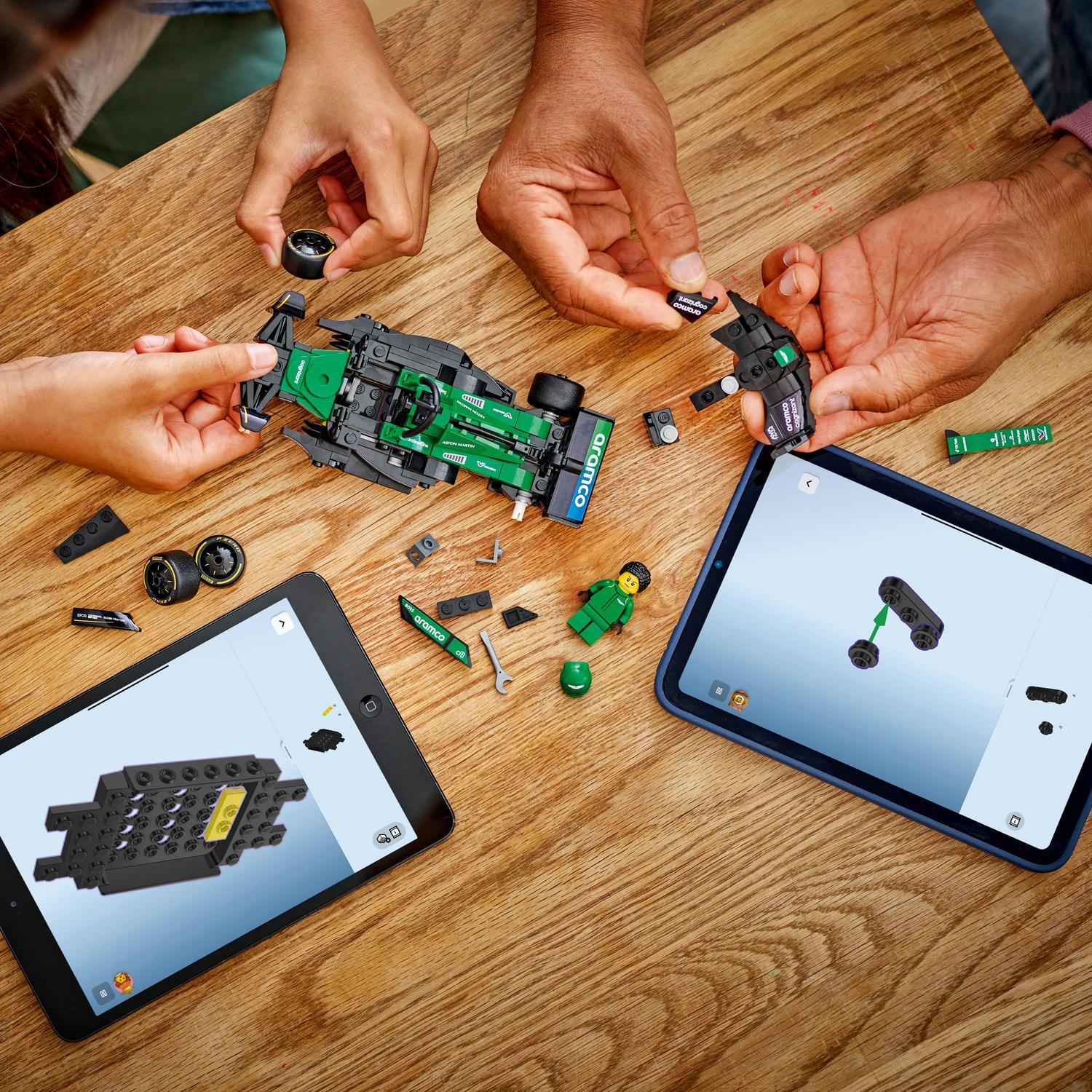 LEGO® Speed Champions - Masina de curse Aston Martin Aramco F1