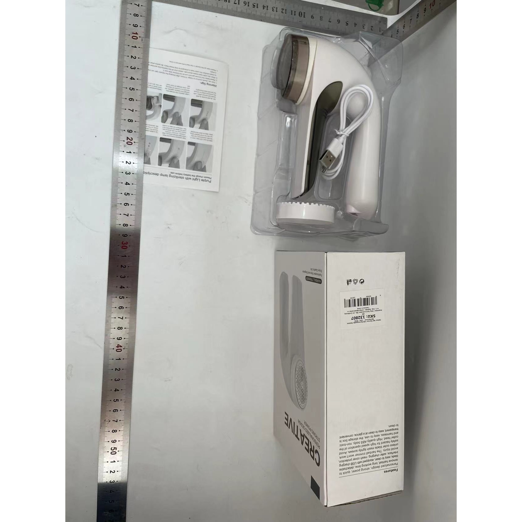 Aparat Pentru Curatat Scame, Par Si Praf, Trimmer pentru Diferite Tipuri De Material, Cu Lame Din Otel Inoxidabil, Maner Ergonomic, Incarcare Prin USB, 15x6x9 cm, Alb