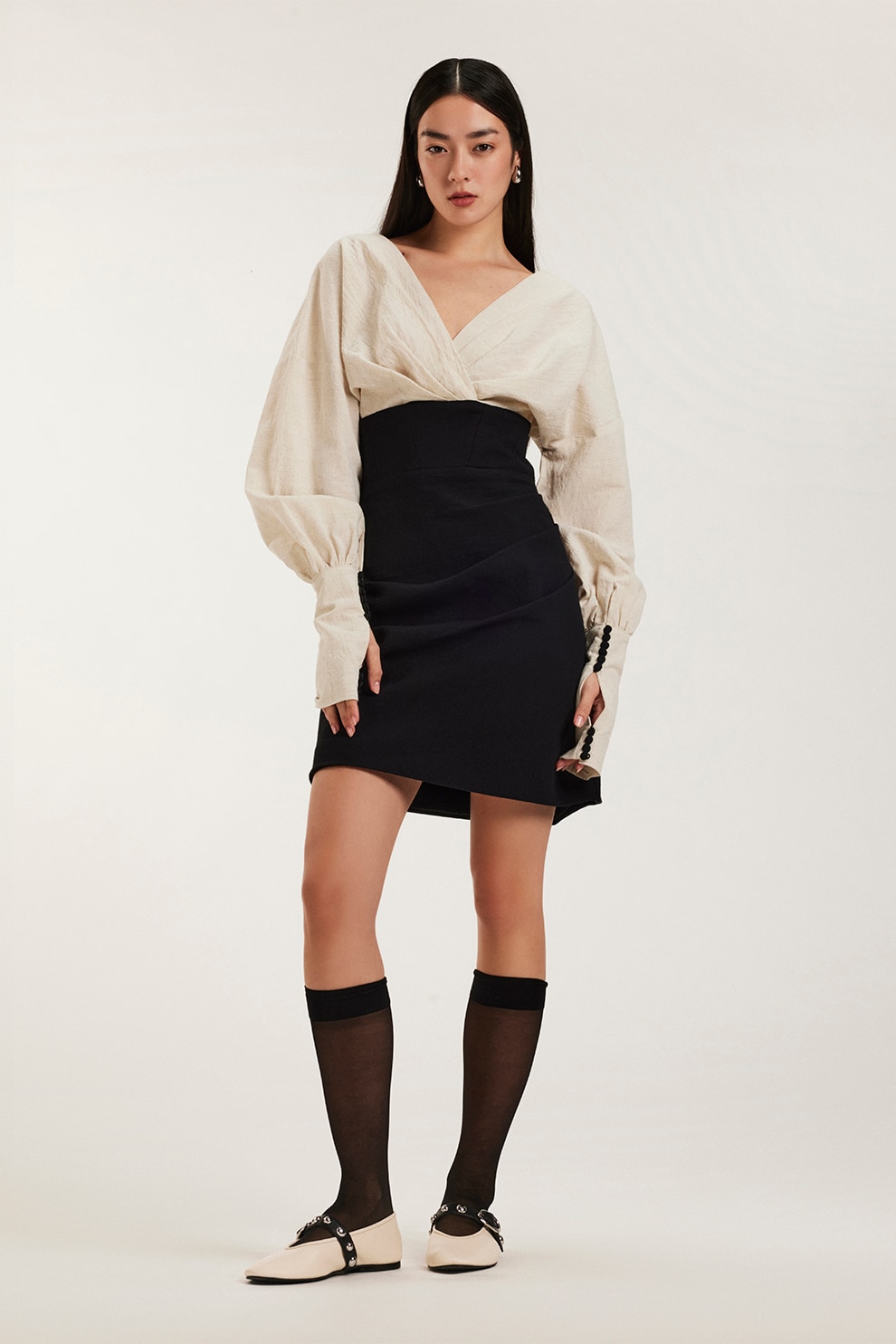Alina Cernatescu, Rochie scurta cu decolteu in V si model in doua tonuri, Alb fildes, Negru, L