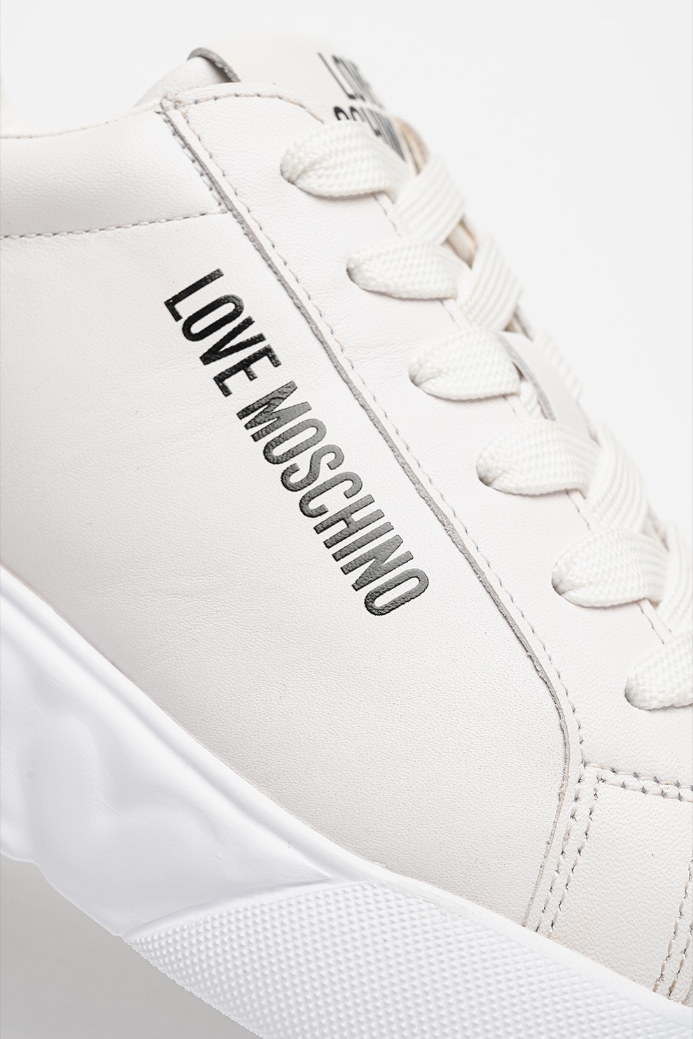 Love Moschino, Pantofi sport de piele cu logo, Negru, Alb murdar