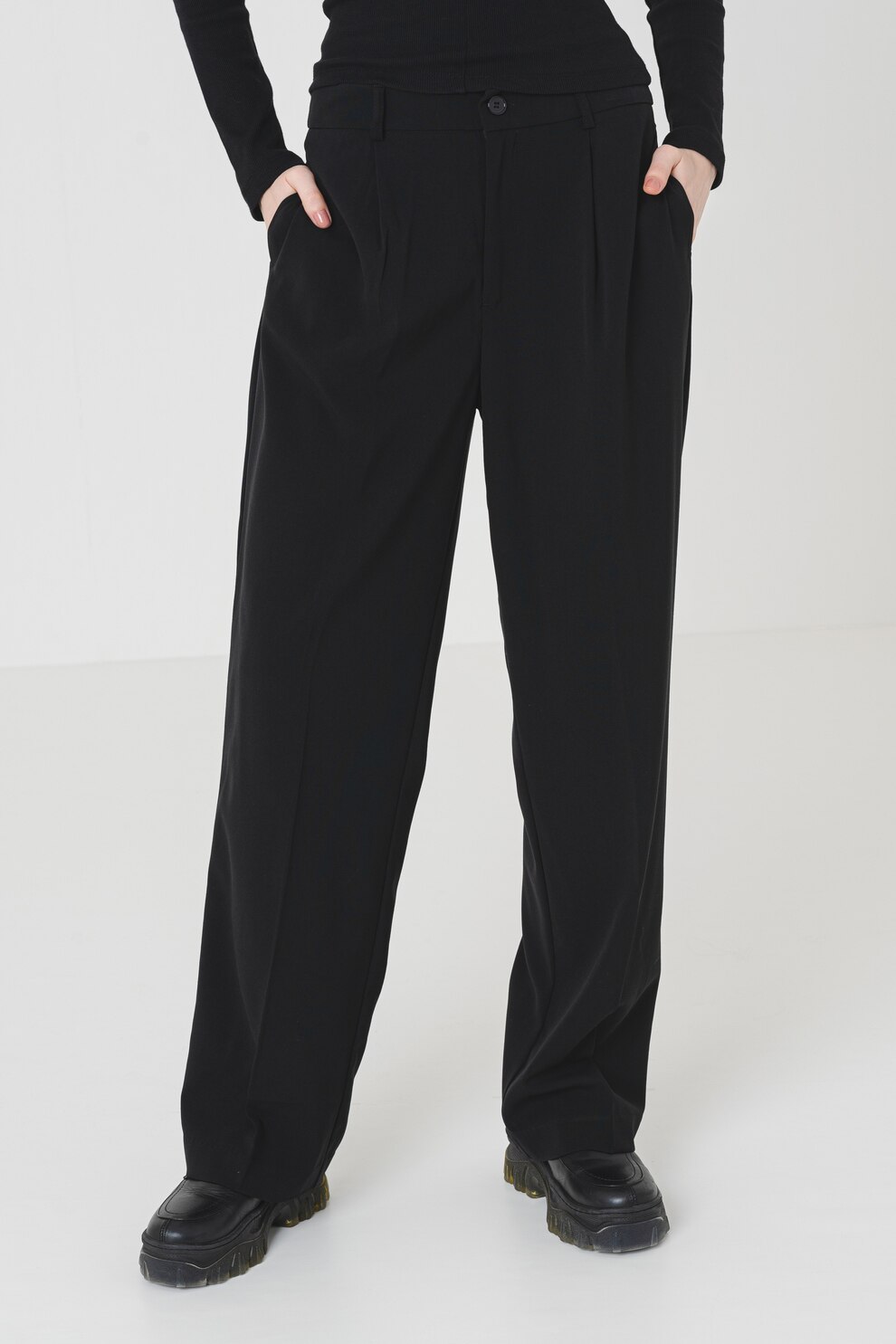 Gina Tricot, Pantaloni cu croiala ampla si buzunare laterale, Negru, 36