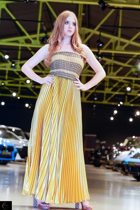 Уникална рокля Venus с ръчно плетена горна част, UNIQUE, размер S, златист