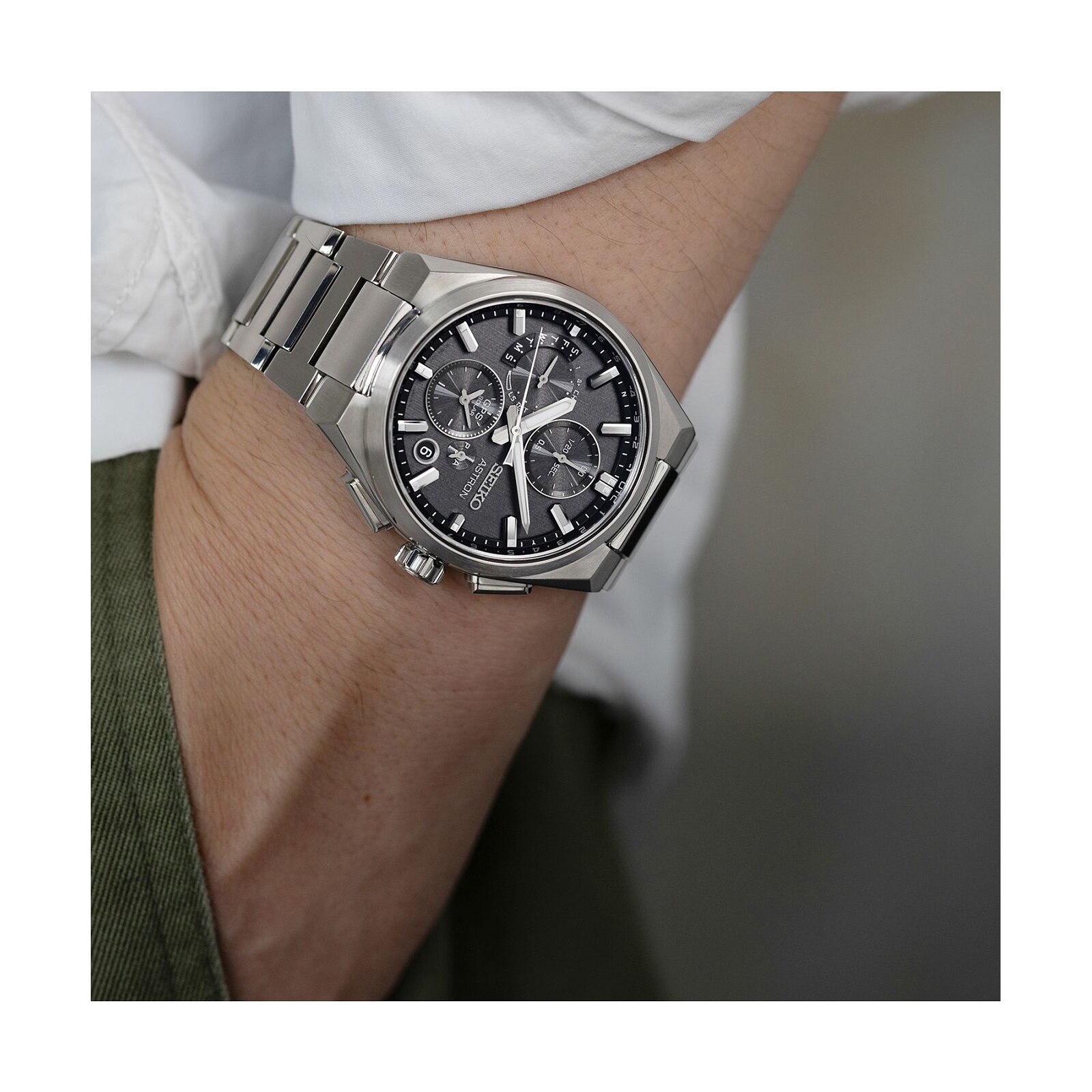 Ceas Seiko Astron Solar Chronograph Gri 42 mm, Titan, Rezistent la