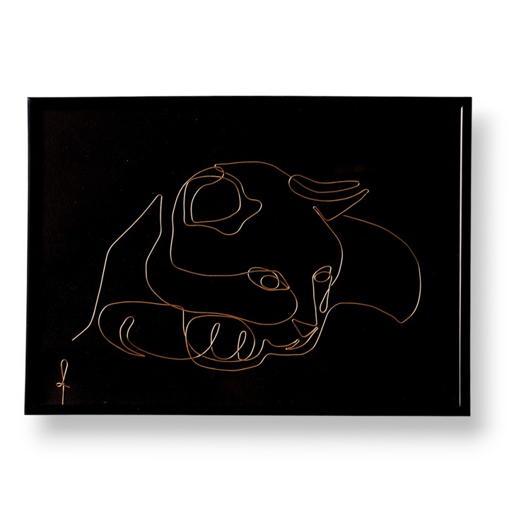 Tablou din sarma Pisica 1, realizat din fir continuu de sarma emailata si lacuita aurie de 1 mm, rama neagra, dimensiune 20x30 cm, fundal negru marmorat