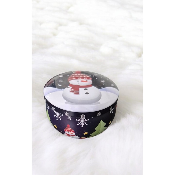 Lumanare parfumata din ceara de soia, recipient metalic cu motive de Craciun: Om de zapada indigo, arome de iarna: scortisoara, brad si fursecuri festive - Naturala si Eco-Friendly