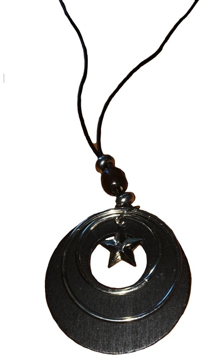 Pandantiv cu cercuri si stea metalica, cu snur negru, lungime 86cm